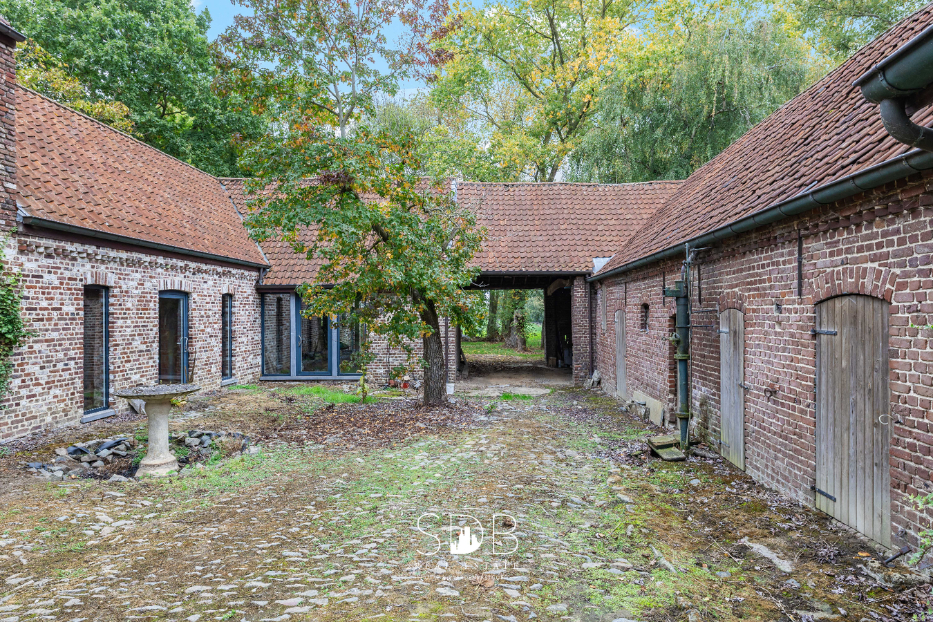 Authentieke hoeve met achterliggend groen op 5.192m² 
