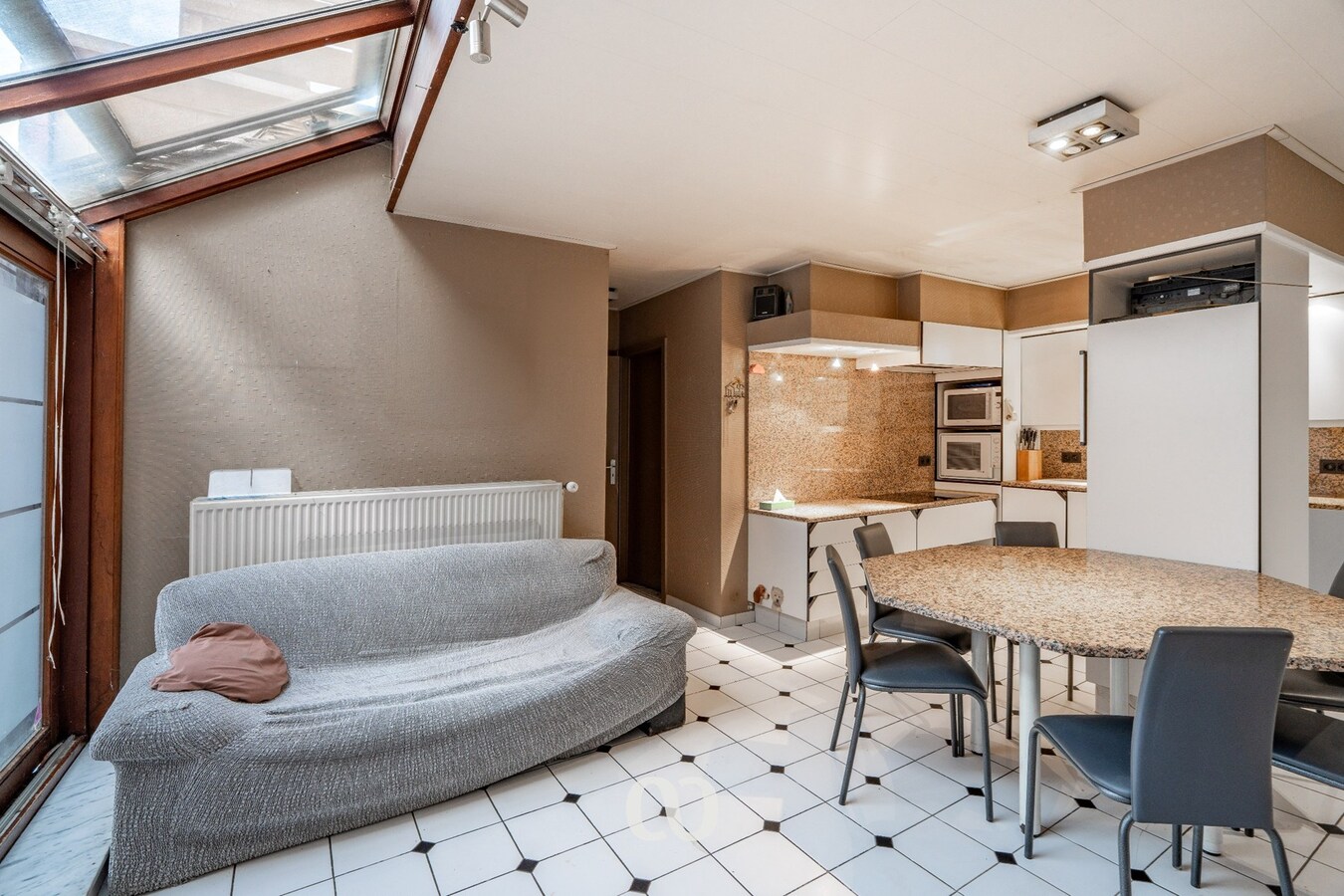 Handelspand met woonst en mogelijkheden in centrum Gavere 