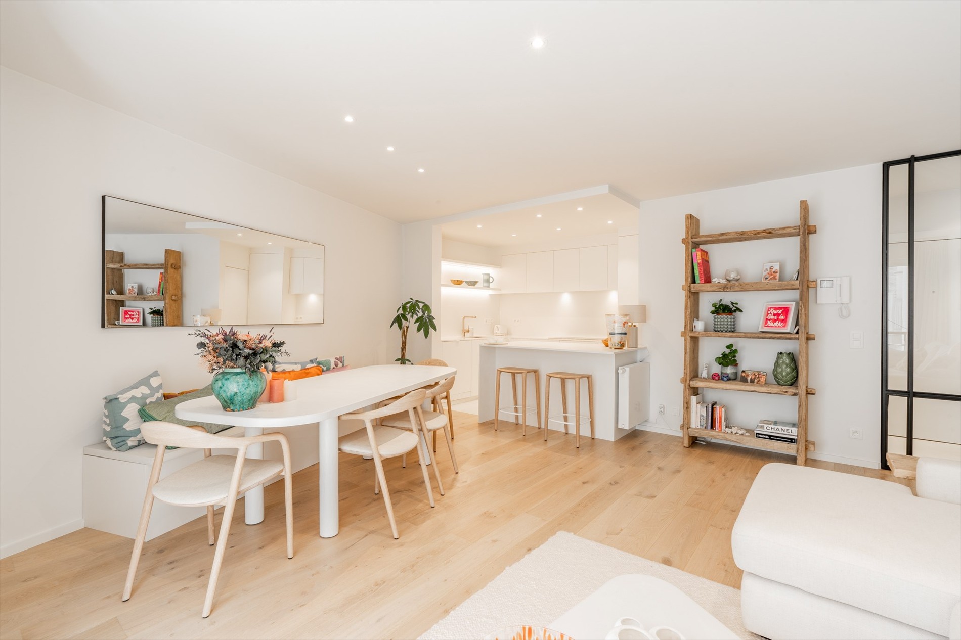 Magnifique appartement d'une chambre récemment rénové, situé au centre dans une rue calme adjacente à la Zoutelaan à Knokke. 