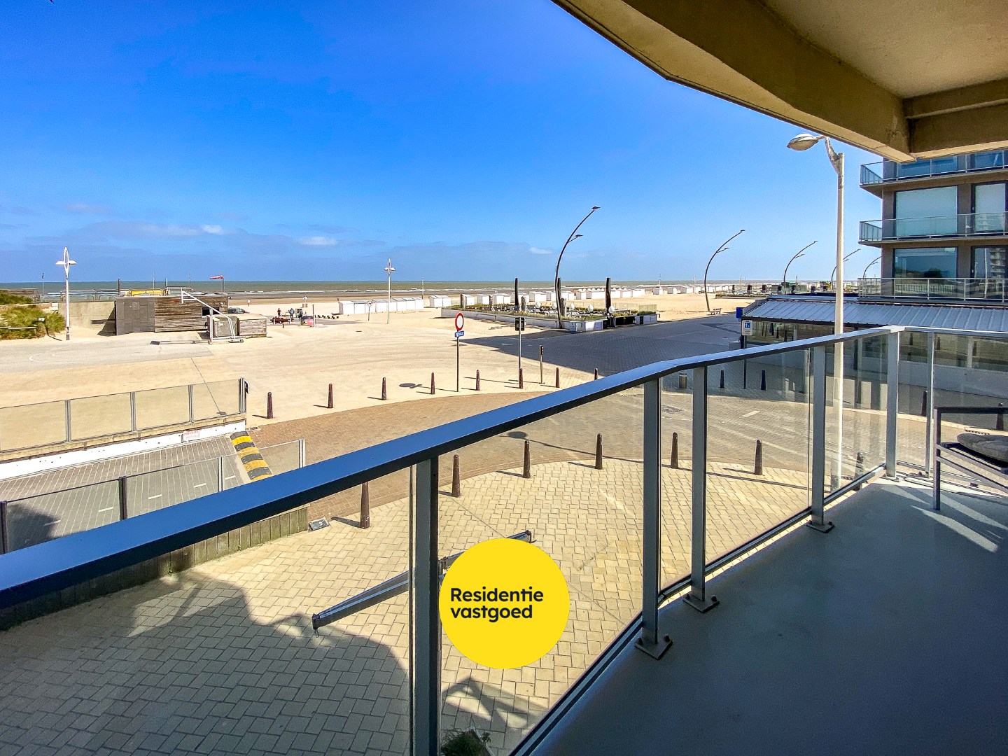 2-slaapkamerappartement (84m²) met FRONTAAL &amp; LATERAAL ZEEZICHT en 2 TERRASSEN op de zeedijk te De Panne. 