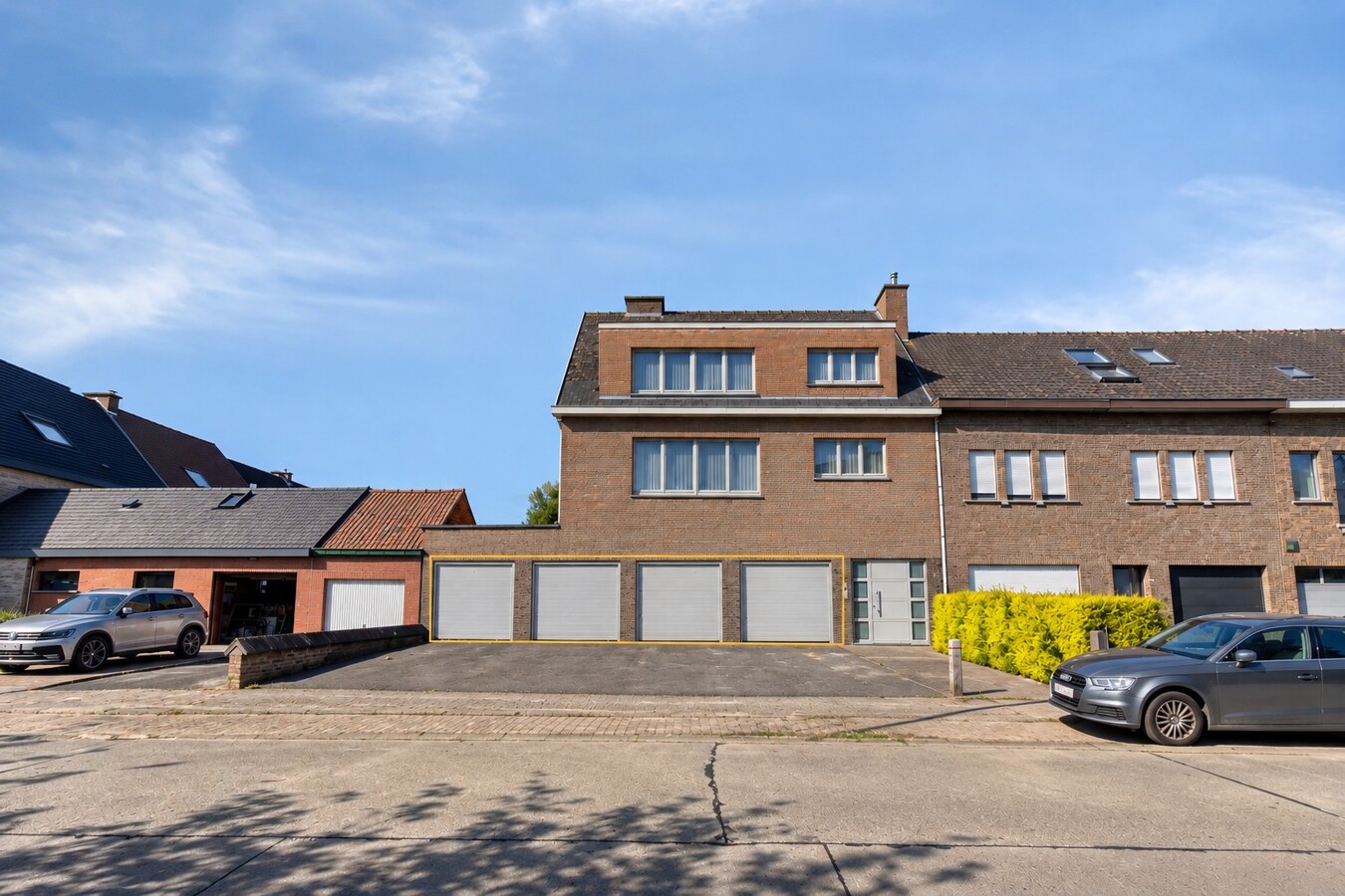 Grote gezinswoning met talrijke mogelijkheden en 4 garageboxen 