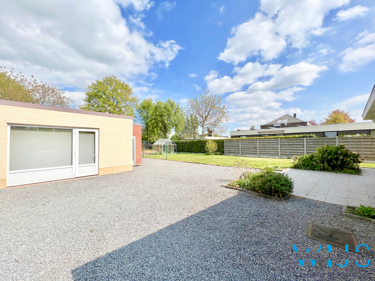 Ruime bungalow met bijgebouw op een ideale locatie in Assenede ! 