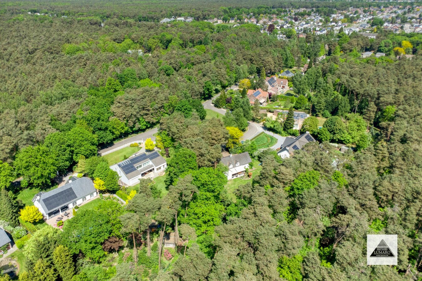 Residentieel gelegen villa op  perceel van  2.889 m². Aan Nationaal Park Hoge Kempen. 
