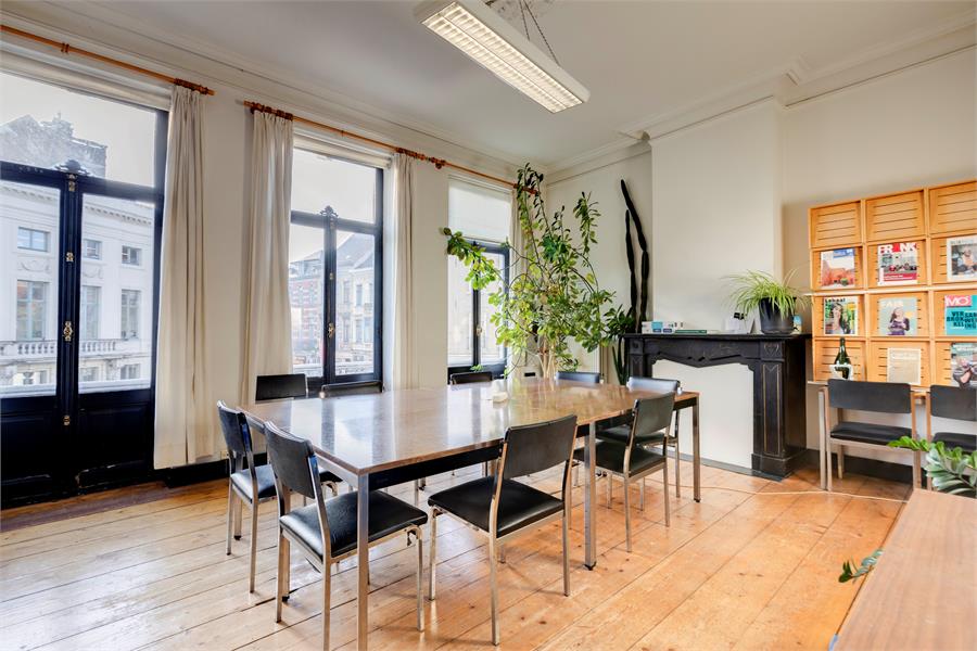 Centraal gelegen multifunctioneel herenhuis! 