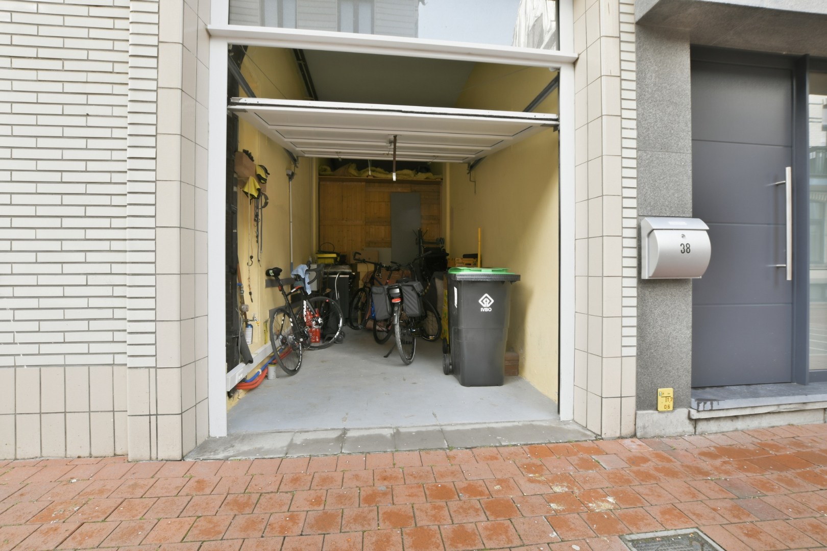 Karaktervol opbrengsteigendom met 4 appartementen nabij Grote Markt en strand in Blankenberge 