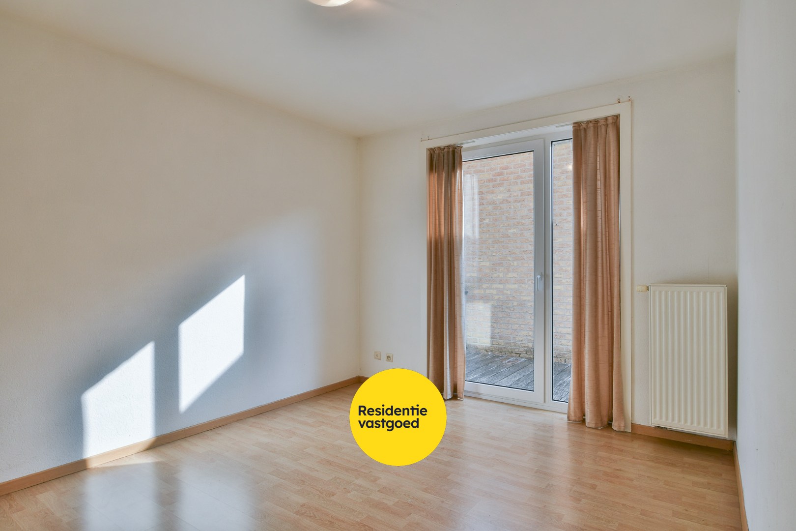 Gelijkvloersappartement met ondergrondse parkeerplaats te koop te Eernegem 