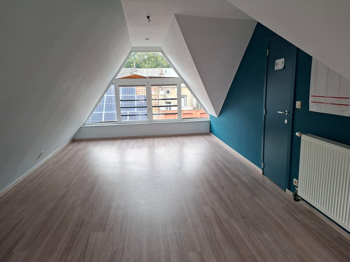 Beau duplex avec grand living traversant 