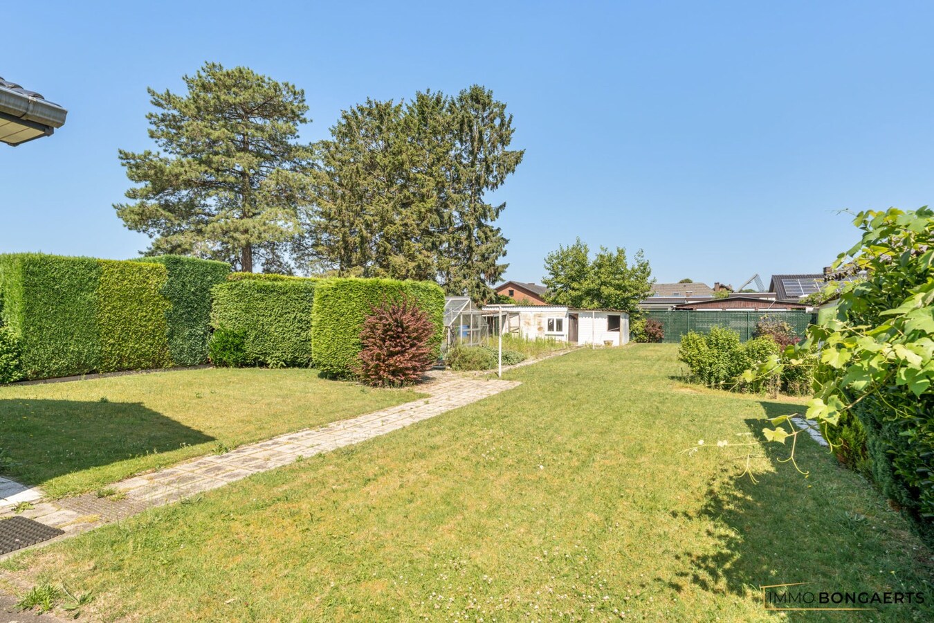 Rustig gelegen bungalow op een mooi perceel van 9 are 