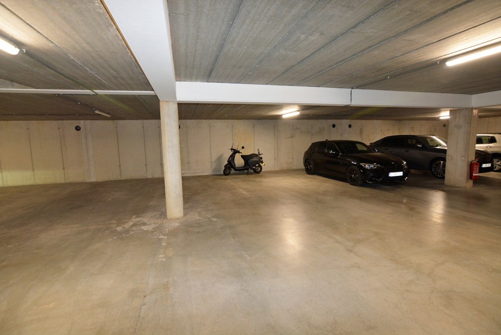 Gelijkvloers appartement met 2 slpk, ruim terras, tuin en 2 autostandplaatsen. 