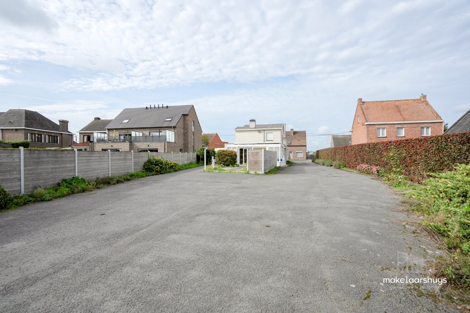 Ruime open bebouwing  met 3 slaapkamers,  bijgebouwen en parkeerplaatsen 