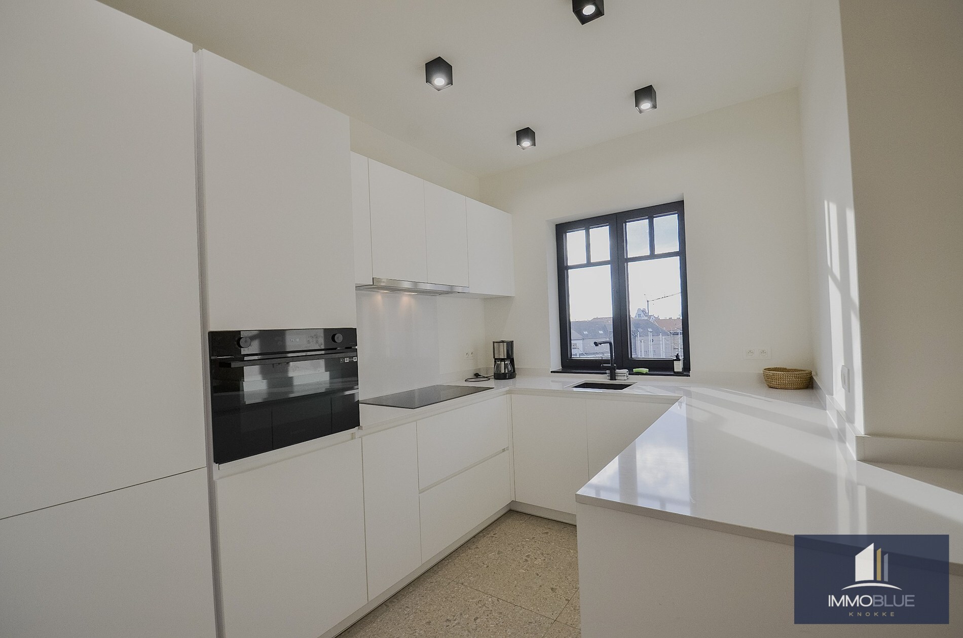 Appartement avec une façade d’environ 5,2 mètres et une grande terrasse ensoleillée. 