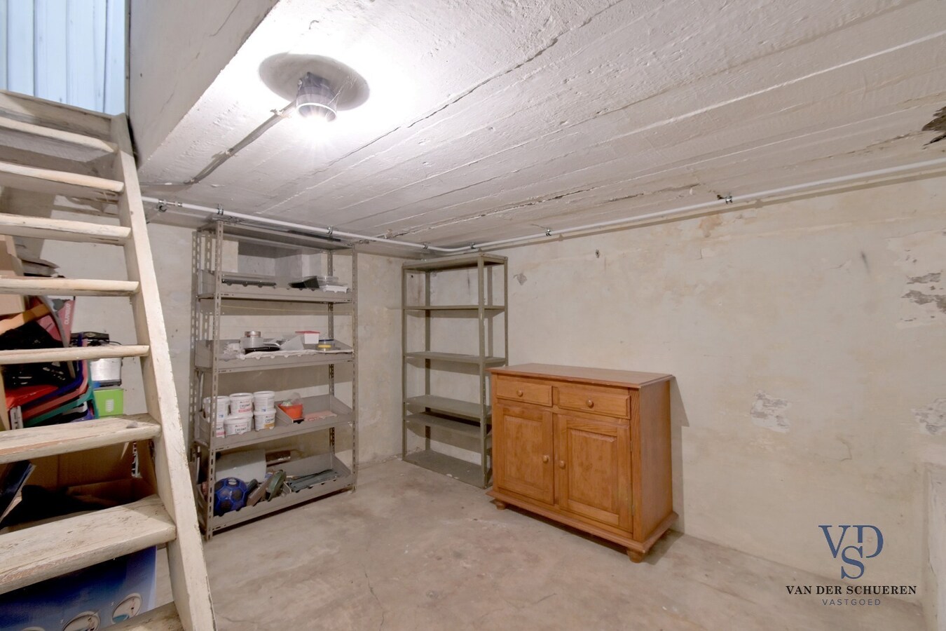 Ruime garage/opslagruimte gekoppeld aan woonst 