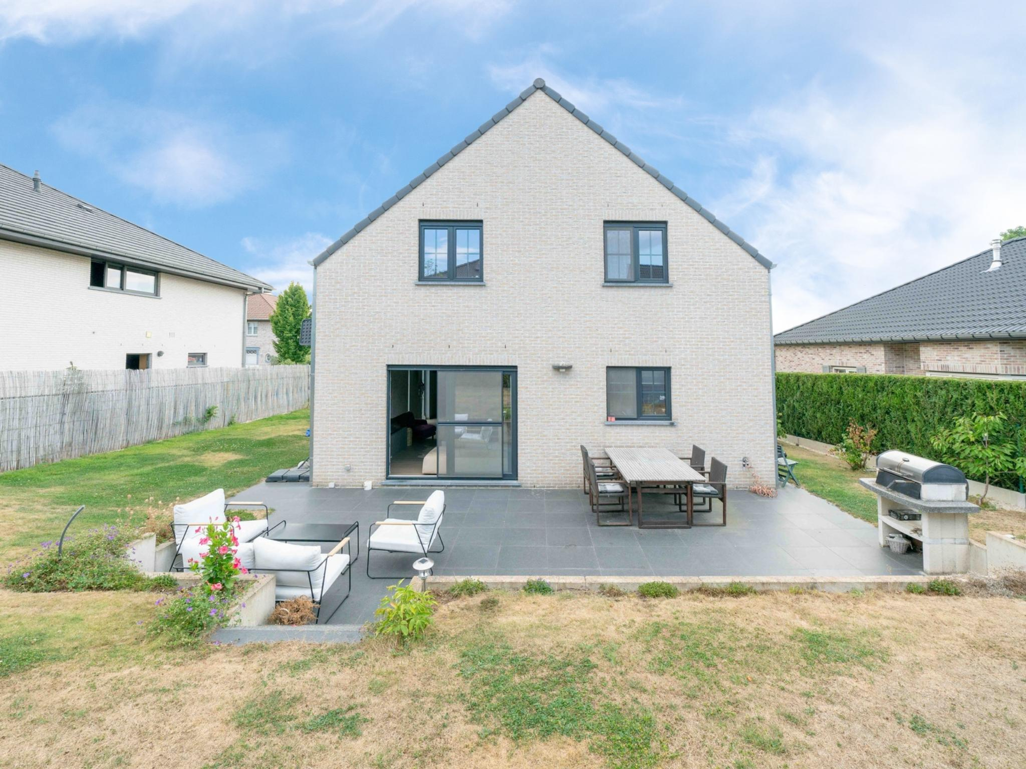 Recente villa (2013) met 4 kamers op een toplocatie! 