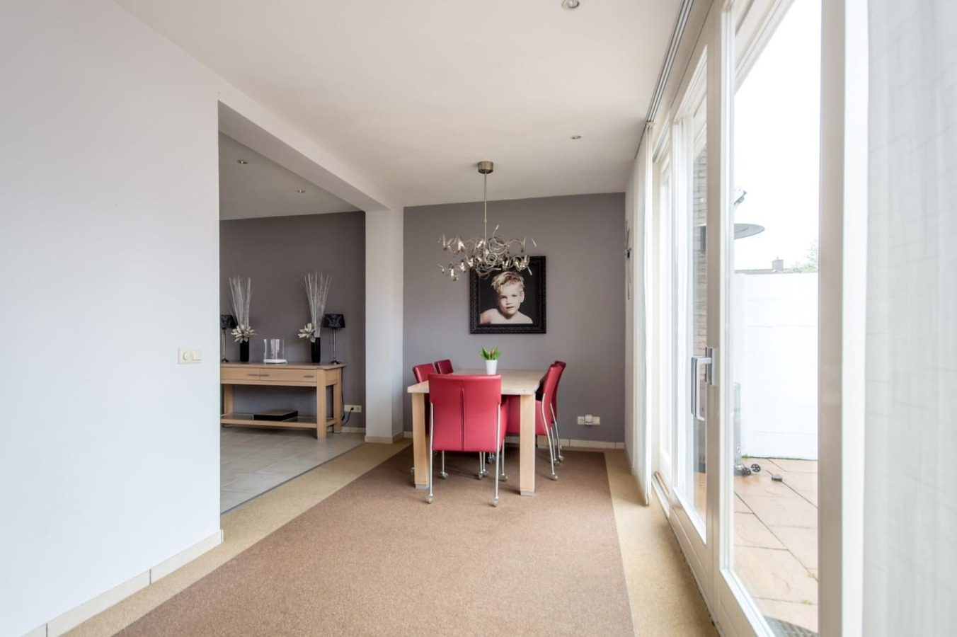 Sfeervolle en gunstig gesitueerde tweekapper met garage, berging en vrije achterom gelegen op 221 M². Deze woning ligt op loopafstand van het centrum van Hilvarenbeek. 