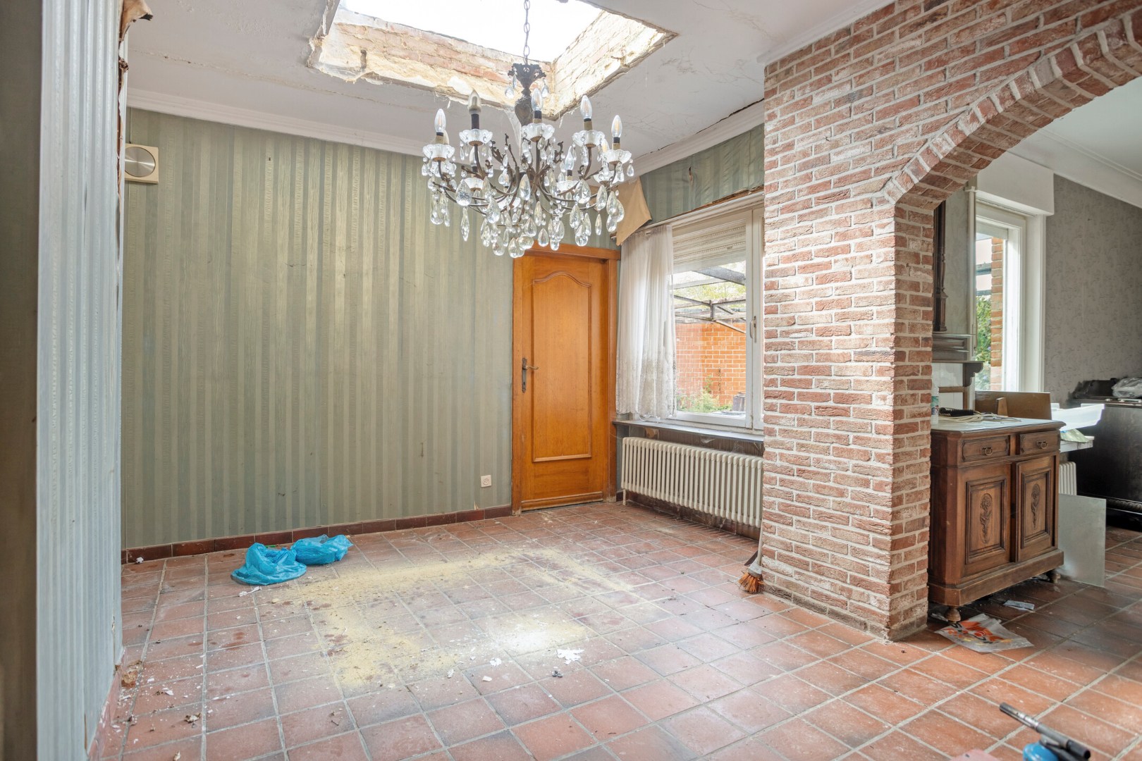 Te renoveren handelswoning met 4 slpk. en opslagruimte in het centrum van Geel-Sint-Dimpna 