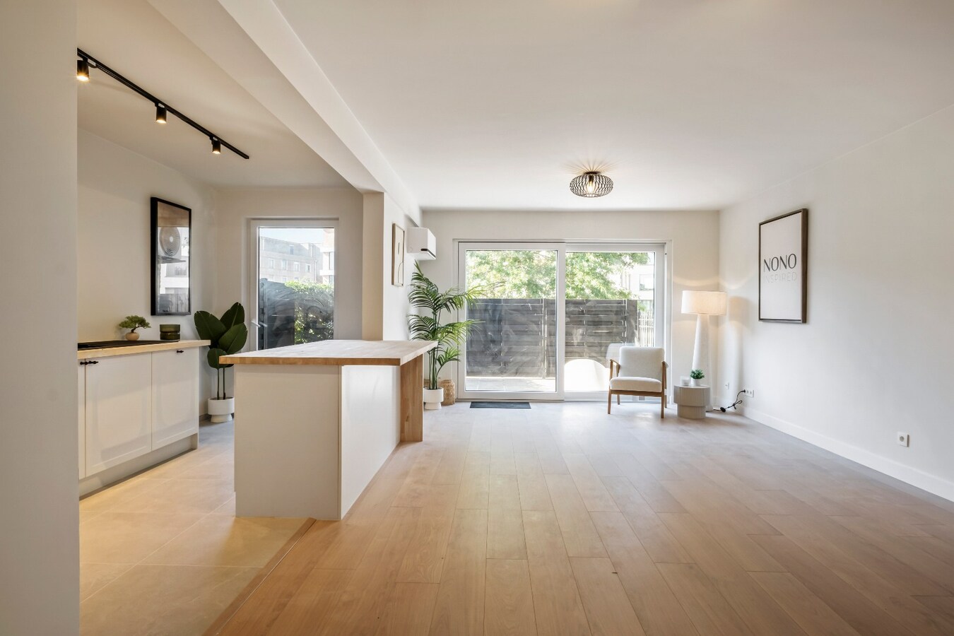 TOPLIGGING : Gelijksvloers appartement met 2 terrassen nabij de Leie te Kortrijk ! *** NONO INSPIRED *** 