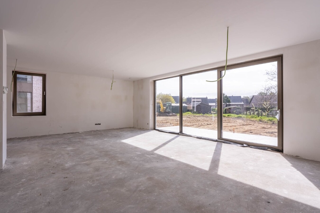 Vrijstaande, rustig gelegen CASCO + afgewerkte woning in een moderne bouwstijl op een fraai perceel op een rustige locatie! 