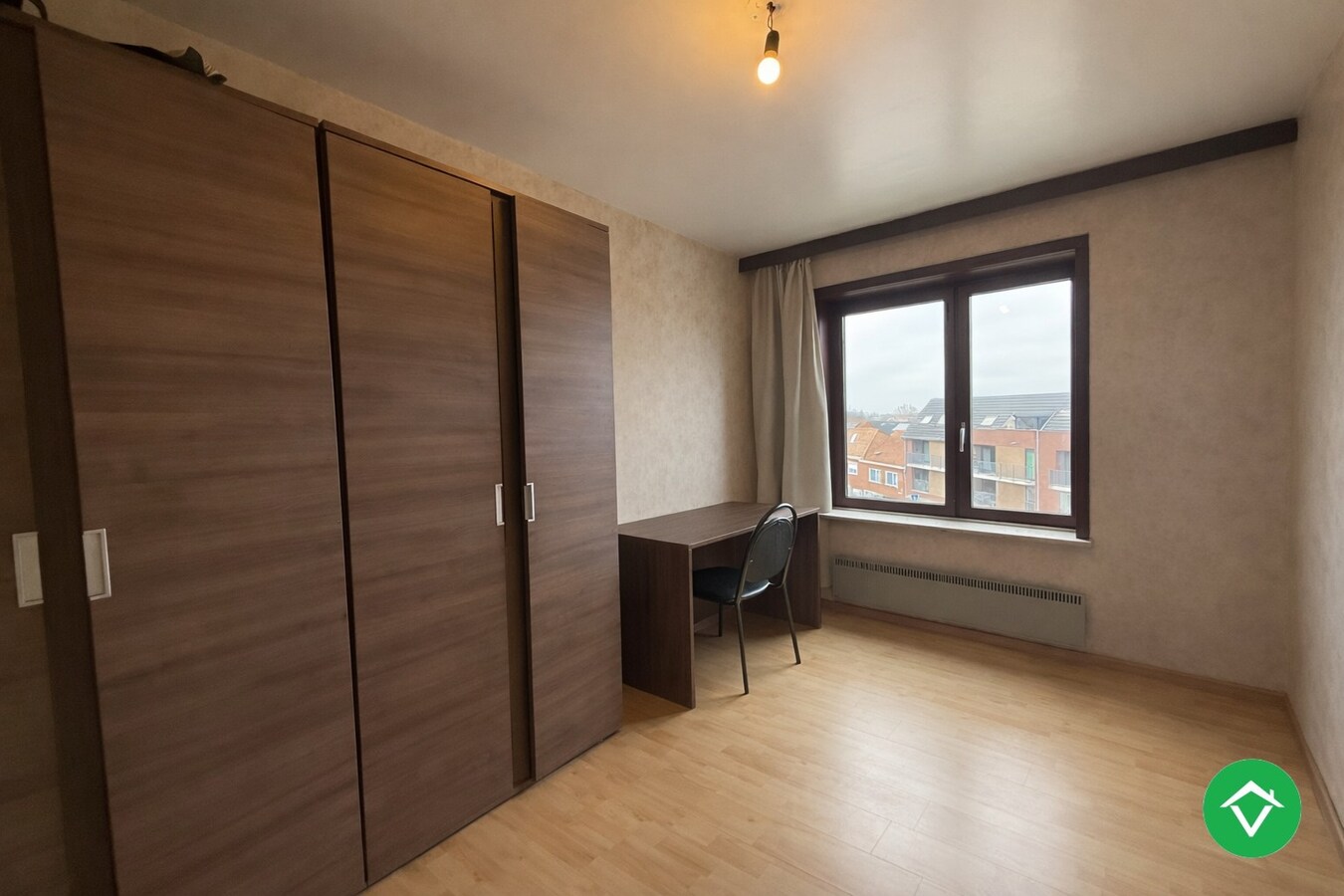 Appartement met twee slaapkamers, terras en autostaanplaats te Roeselare 