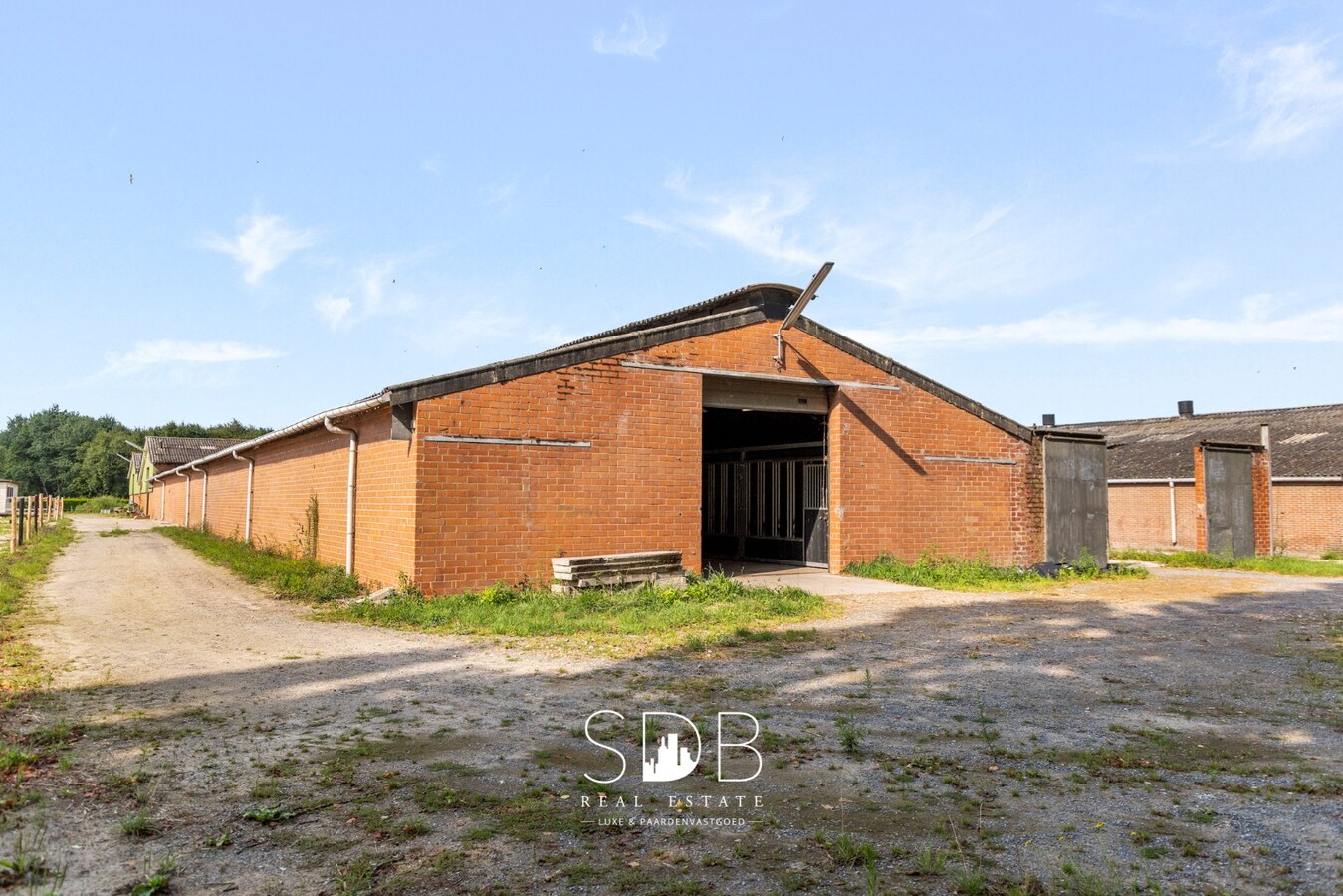 Boerderij met paardenfaciliteiten en graslanden op 14.490m² 