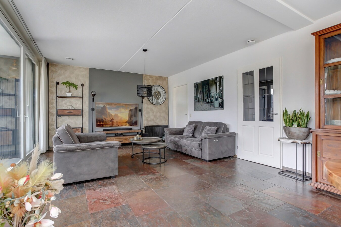 Gelegen in Tilburg ligt dit bijzondere en ruime appartement aan de Besterdring. 