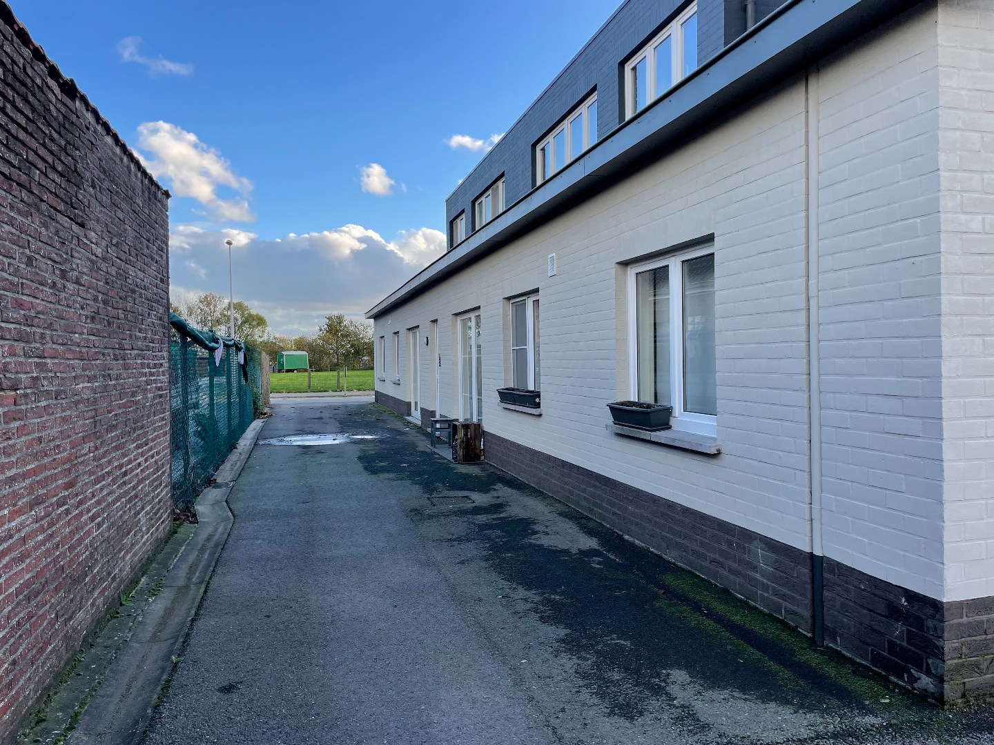 Verzorgd gelijkvloers appartement met 2 slaapkamers en garage. 