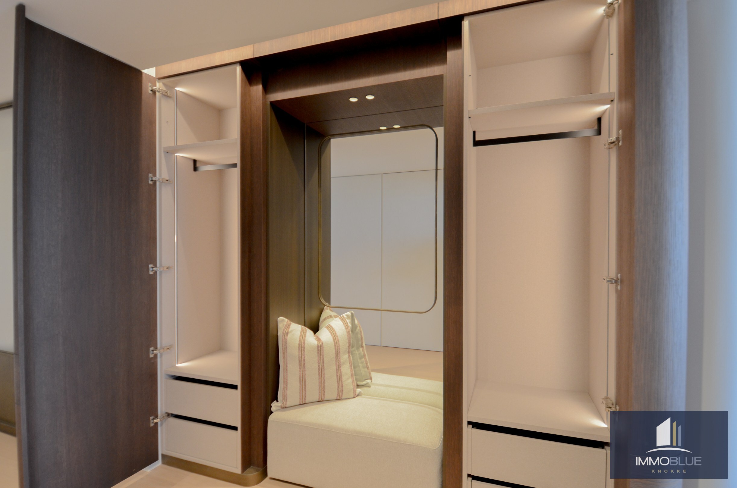 Appartement exceptionnellement rénové avec vue mer frontale situé au Zoute. 