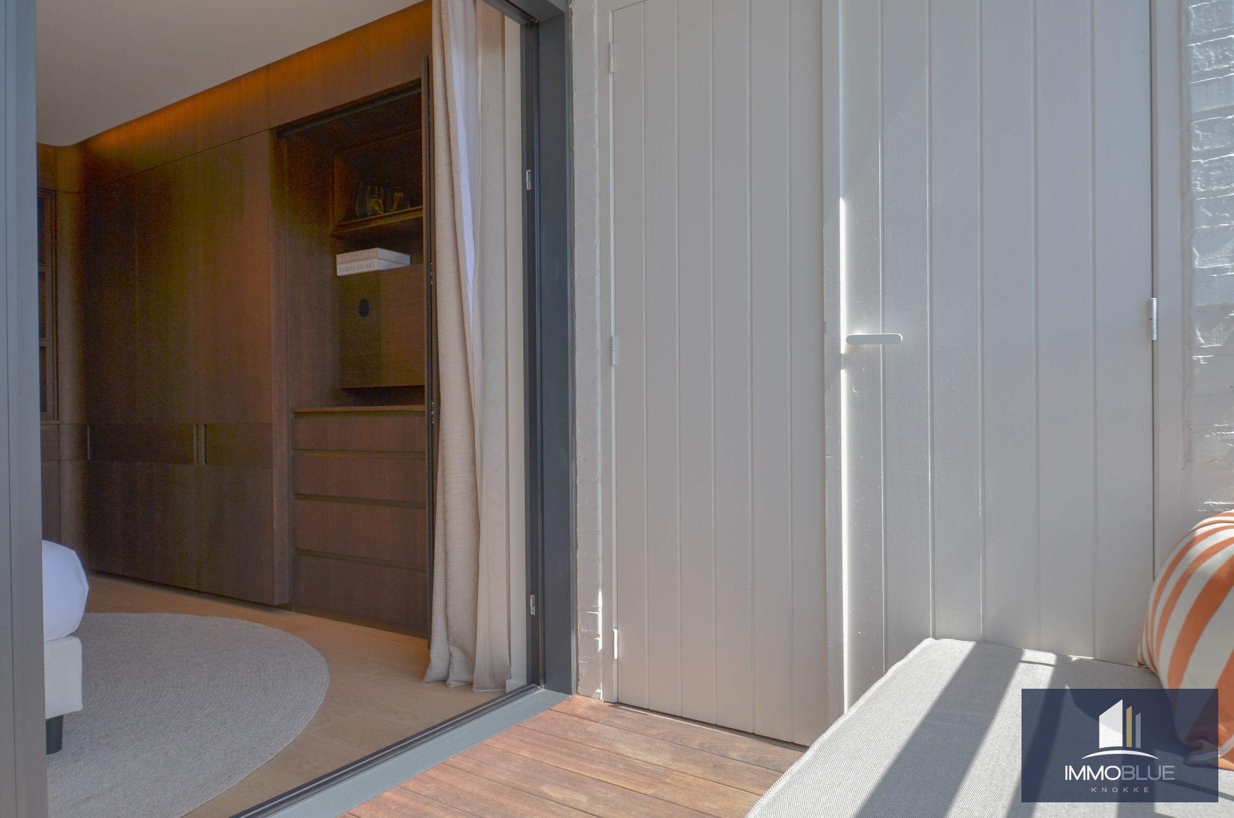 Uitzonderlijk gerenoveerd appartement met frontaal zeezicht in het Zoute. 