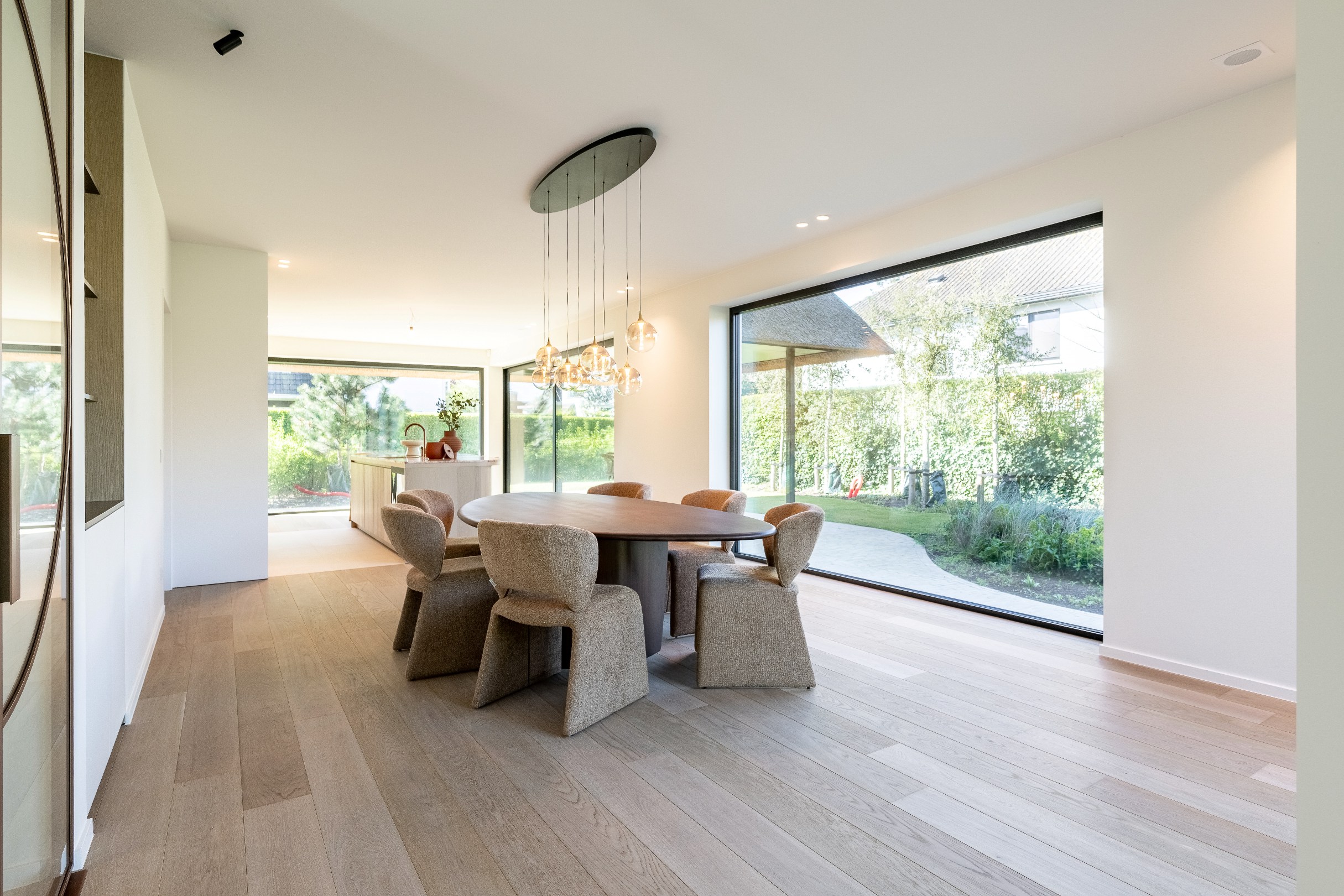 Indrukwekkende nieuwbouwvilla in hartje Zoute op enkele passen van de golf te Knokke. 