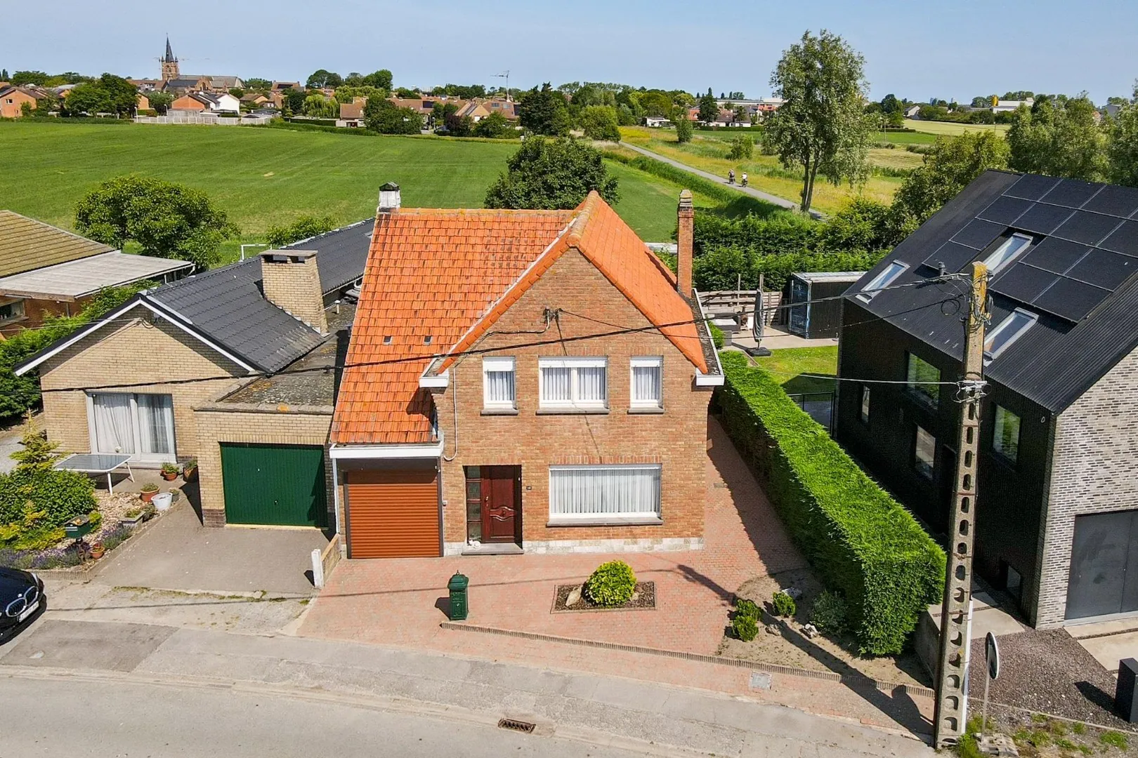Landelijk gelegen woning ( 258 m²) met inpandige garage en zonnige achtertuin te Snaaskerke