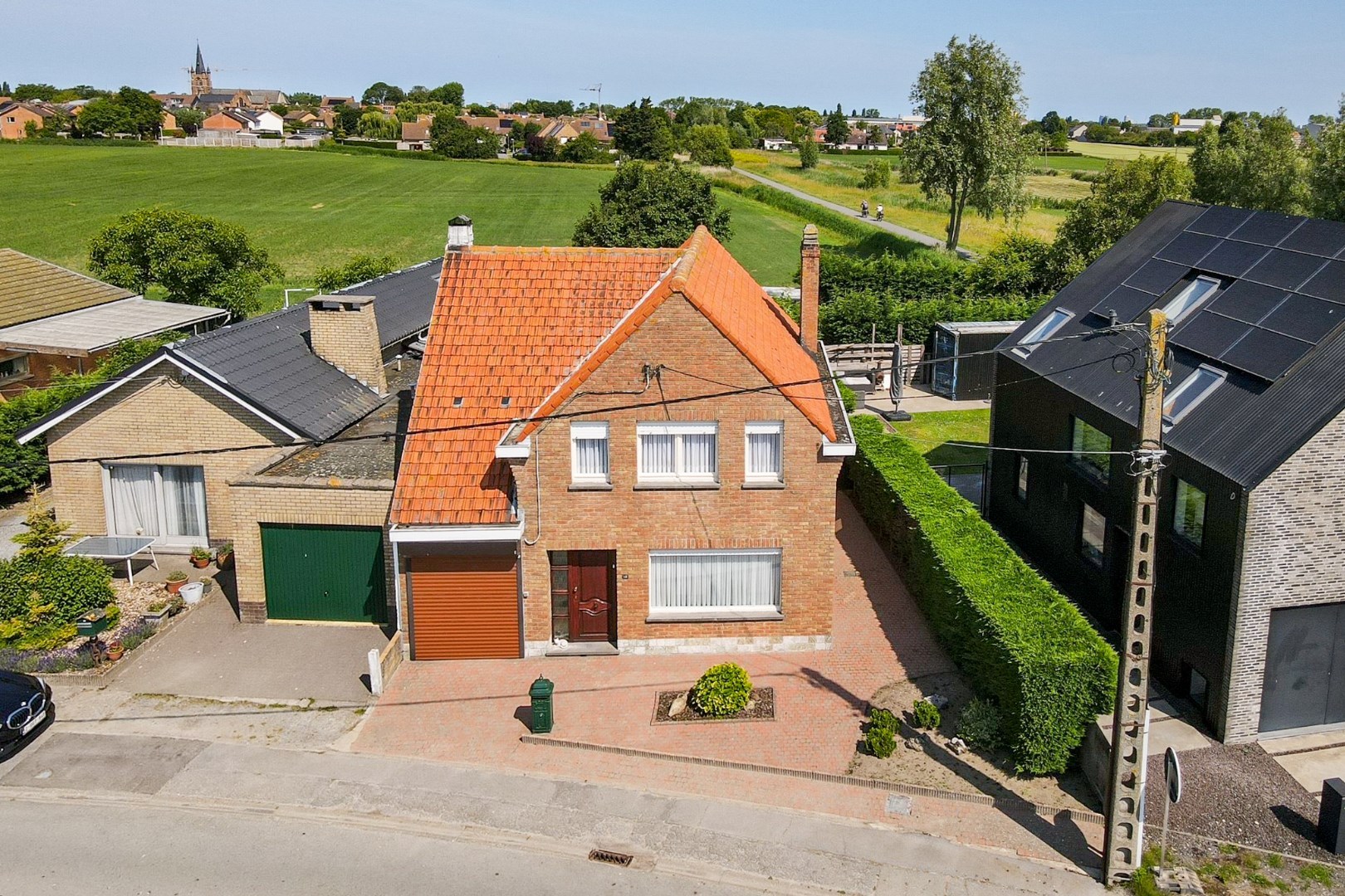 Landelijk gelegen woning ( 258 m²) met inpandige garage en zonnige achtertuin te Snaaskerke 