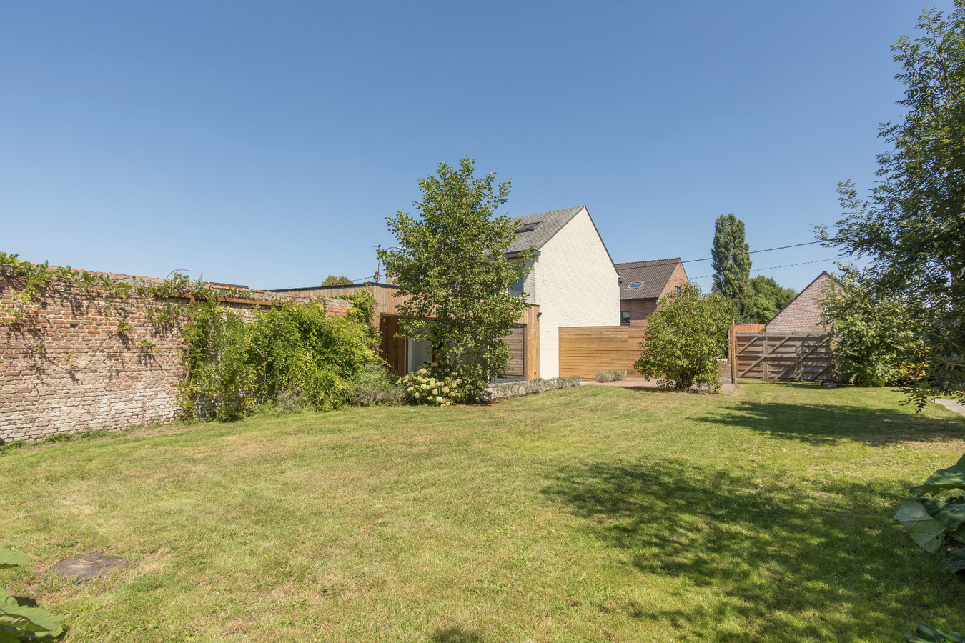 IN OPTIE Ruime en totaal vernieuwde woning in het dorp van Zaffelare 