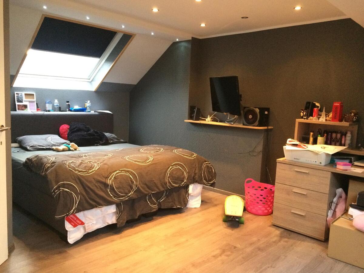 HALF OPEN BEBOUWING MET TUIN OP CENTRALE LIGGING TE ZANDVOORDE 