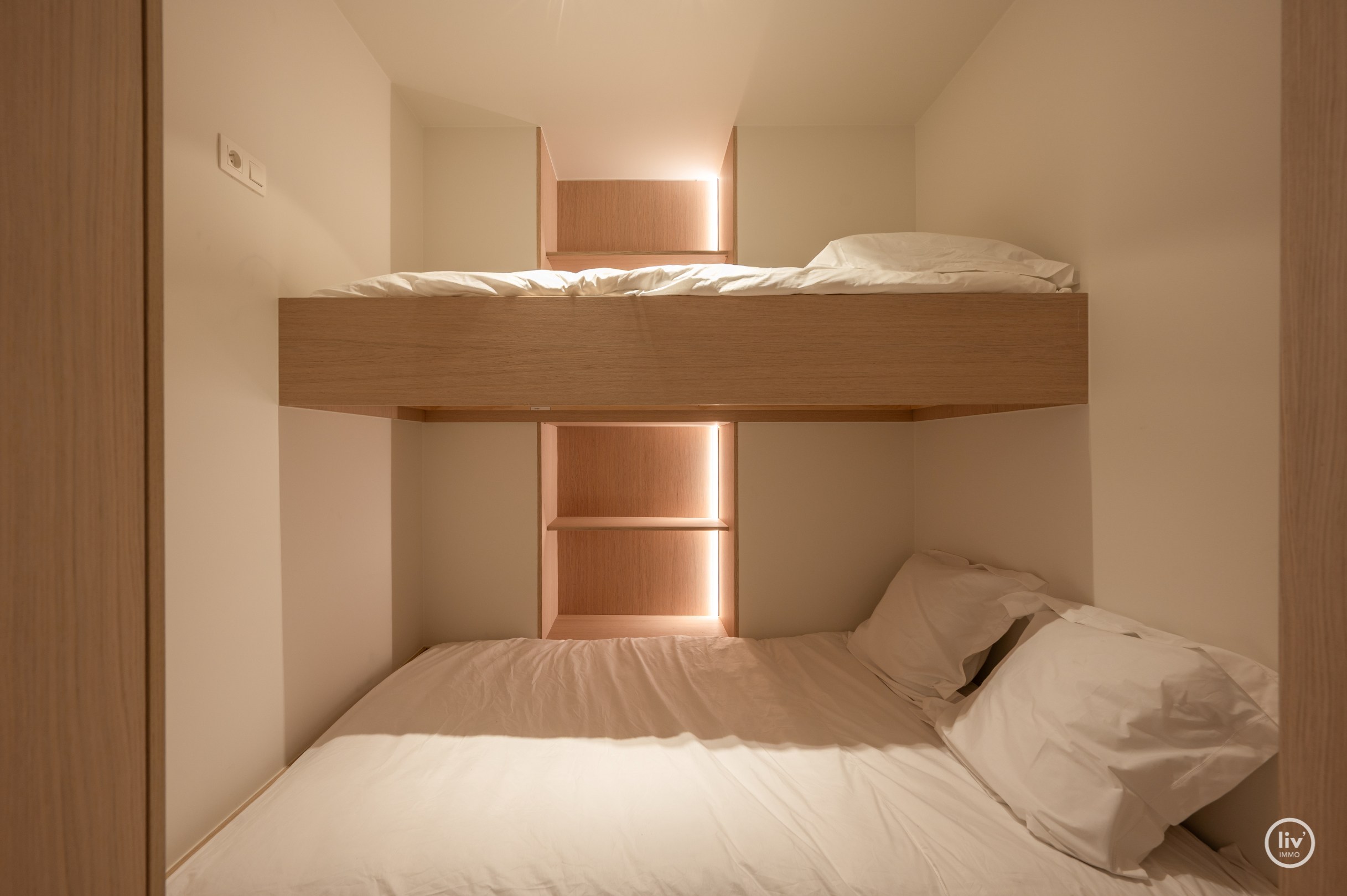 Gerenoveerd 3 slaapkamerappartement centraal gelegen vlakbij de LIppenslaan te Knokke. 