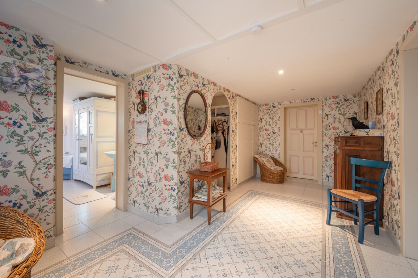 Villa in eclectische stijl met garage en staanplaatsen in het hart van Duinbergen 