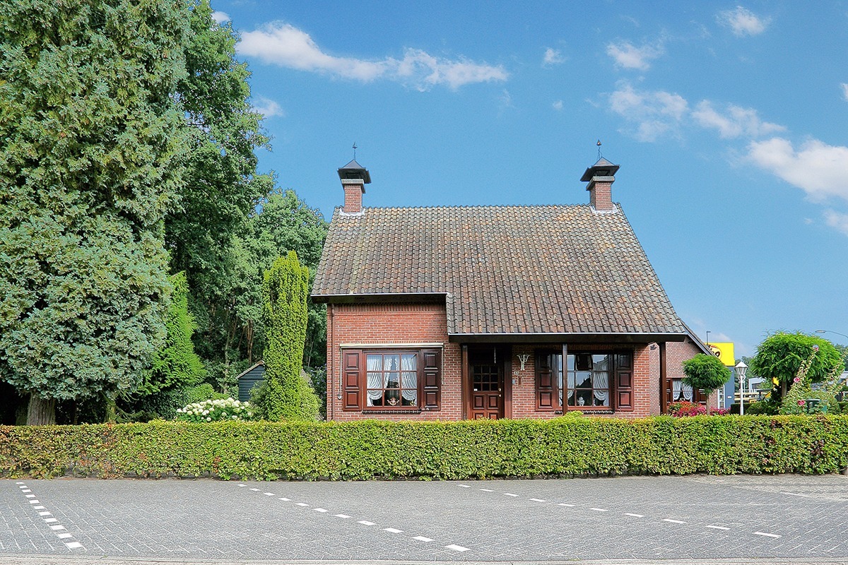 Vrijstaand woonhuis met dubbele garage, erf tuin en ondergrond staande en gelegen te Bergeijk, Bucht 45. 