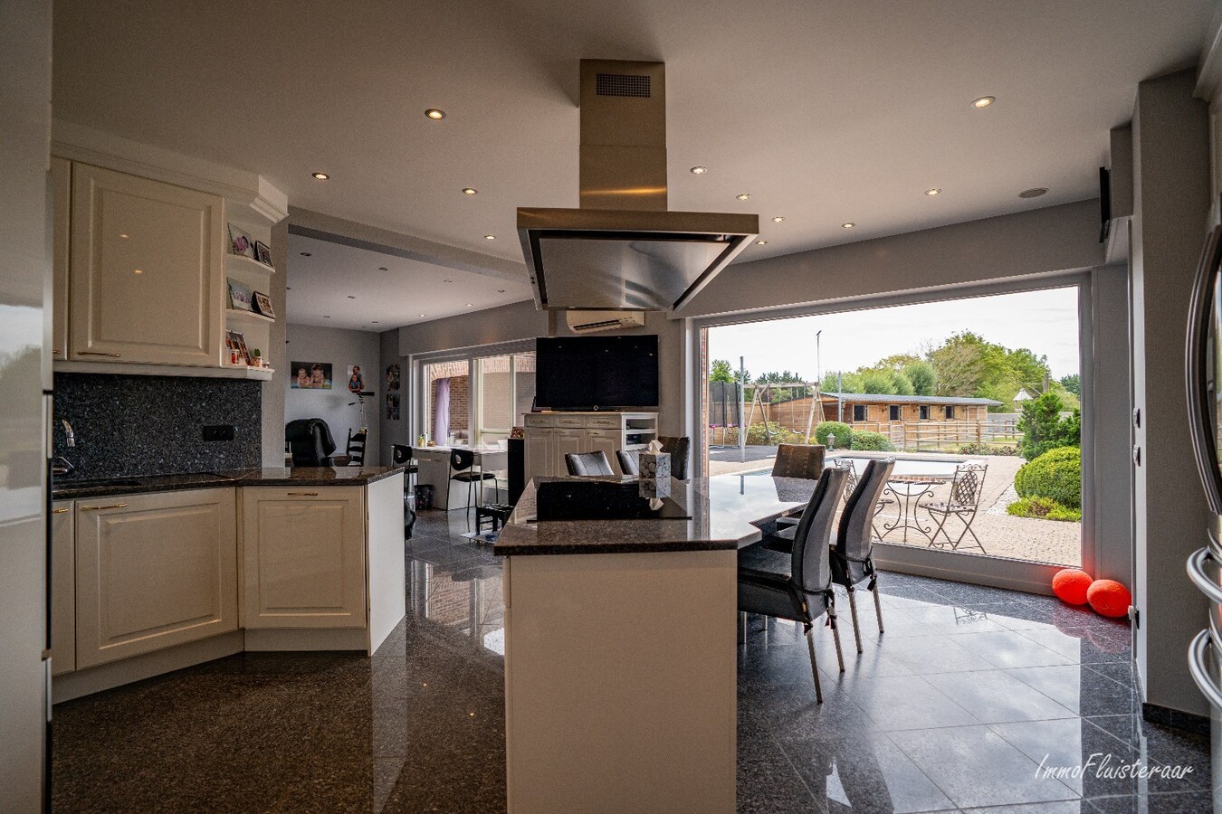 Woning met paardenstallen en loods op ca. 50 are te Rillaar 