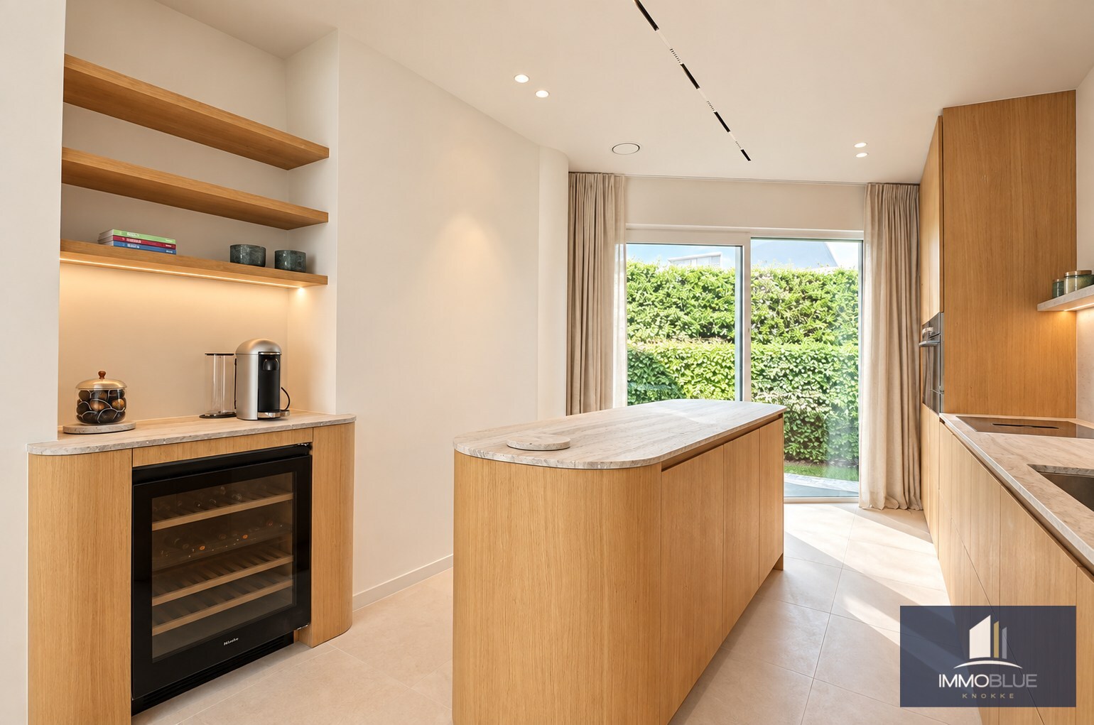 Offre exceptionnelle : Villa entièrement rénovée avec vue frontale sur la mer. 