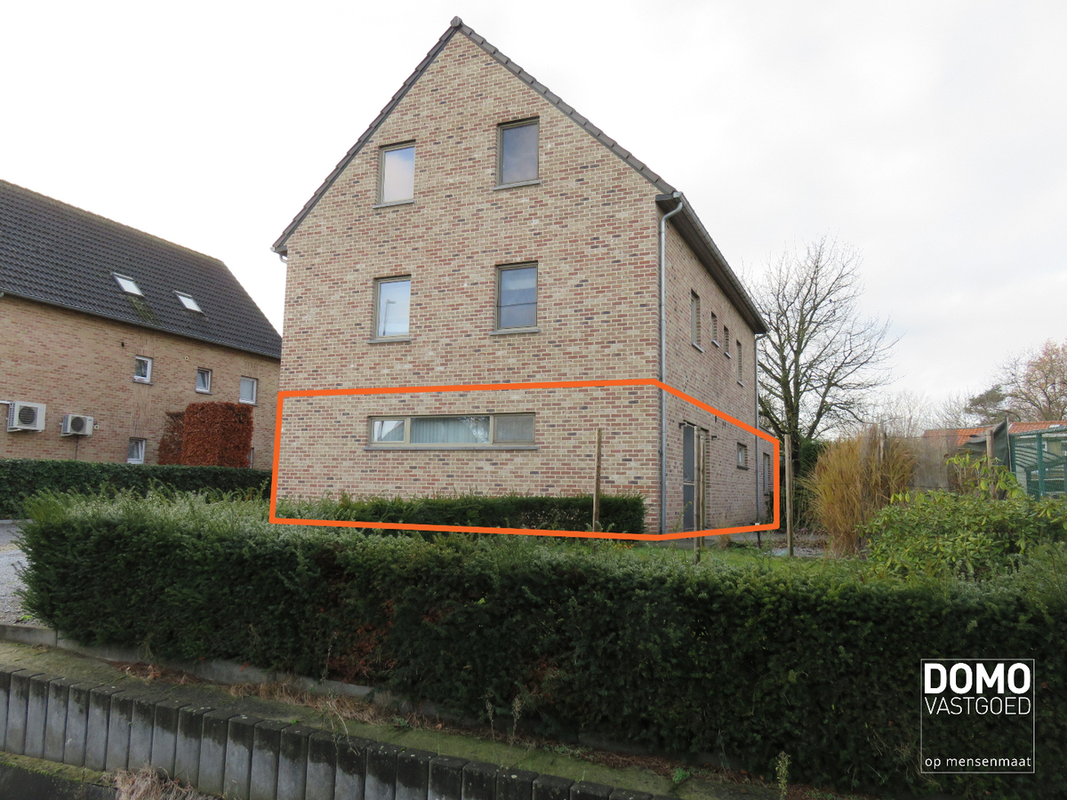 RUIM GELIJKVLOERS APPARTEMENT MET 2 SLAAPKAMERS, INLOOPDRESSING, PRIVATIEF TERRAS EN PARKEERPLAATS IN DIEPENBEEK 