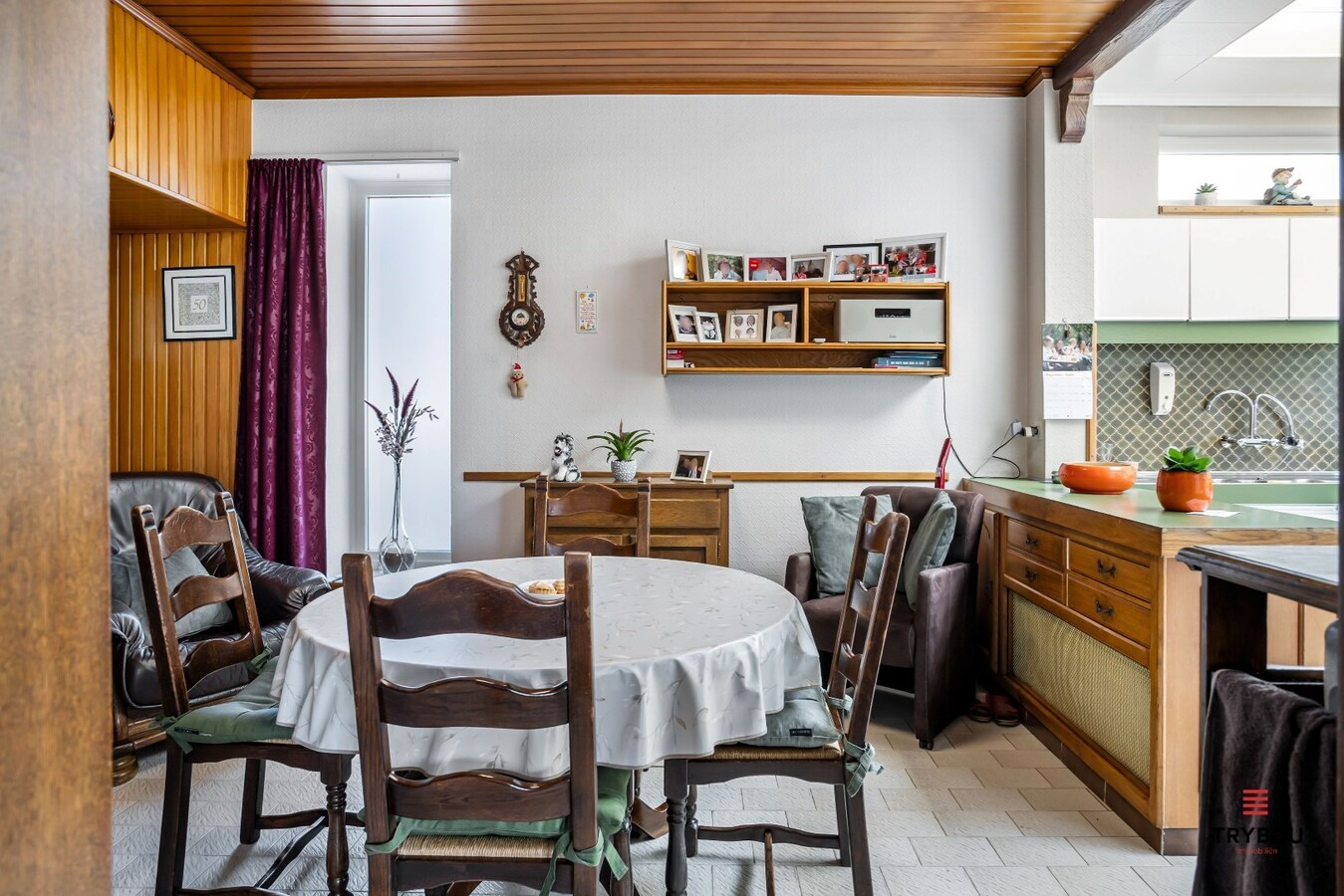 Centraal gelegen, halfopen woning met grote goed onderhouden tuin 