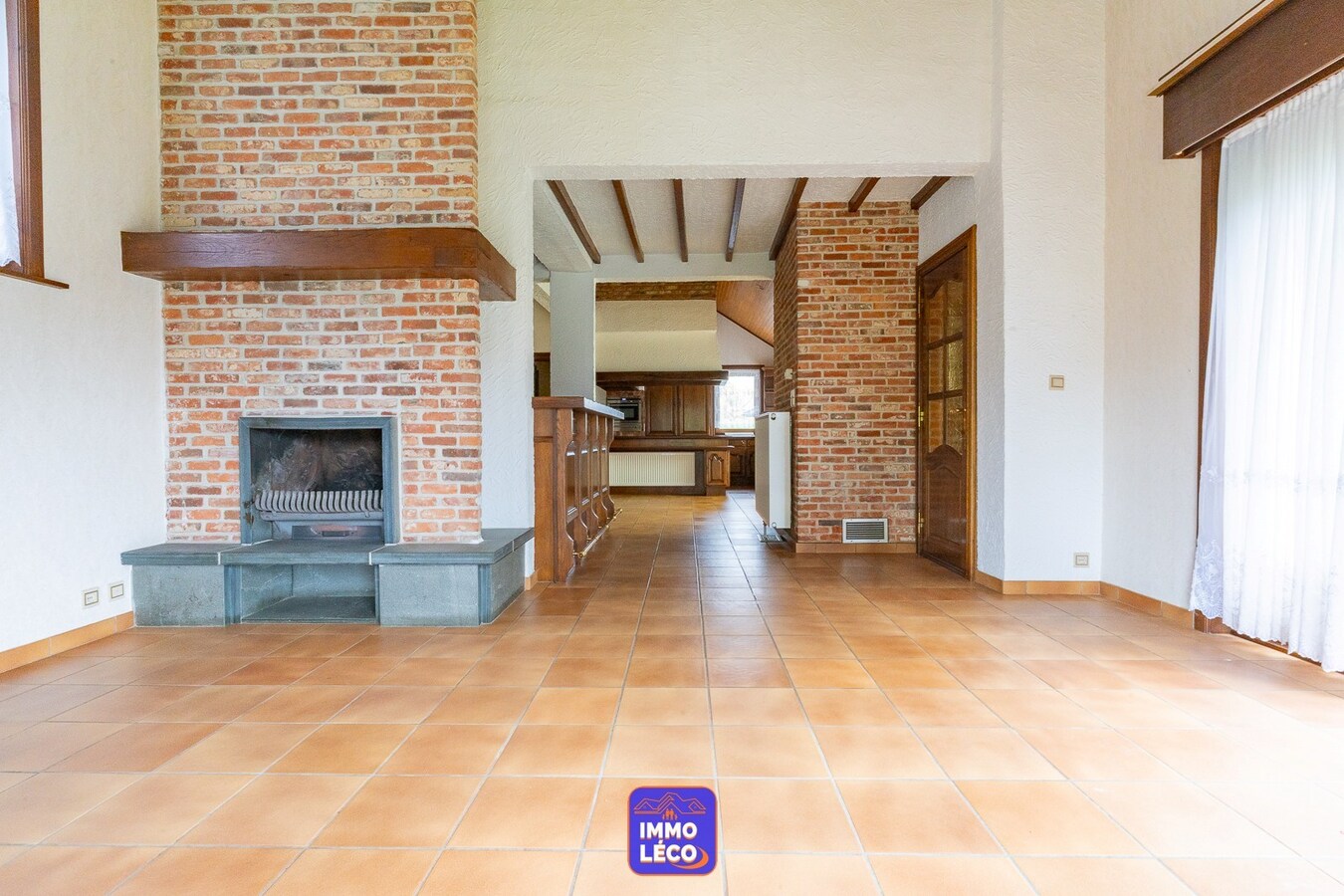 Villa d'architecte érigée sur 712m² avec jardin, double garage, parking privatif, dans un clos prisé ! 