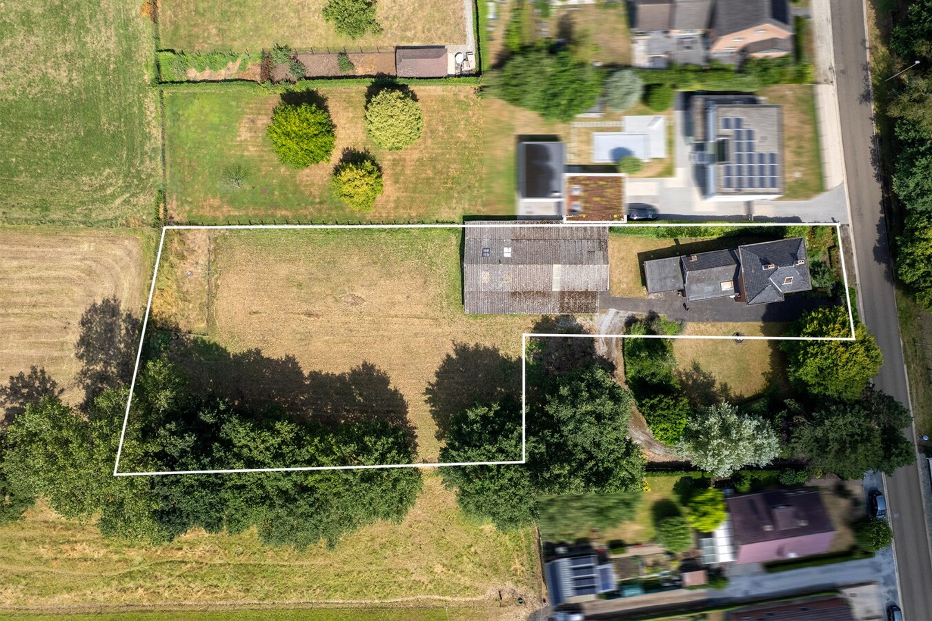 Ruime woning met werkplaats op een perceel van circa 30 are 