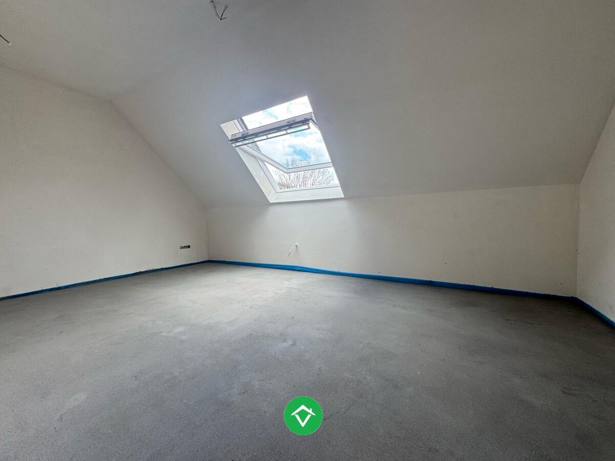 Moderne nieuwbouw tussenwoning met drie slaapkamers en garage in Moere 