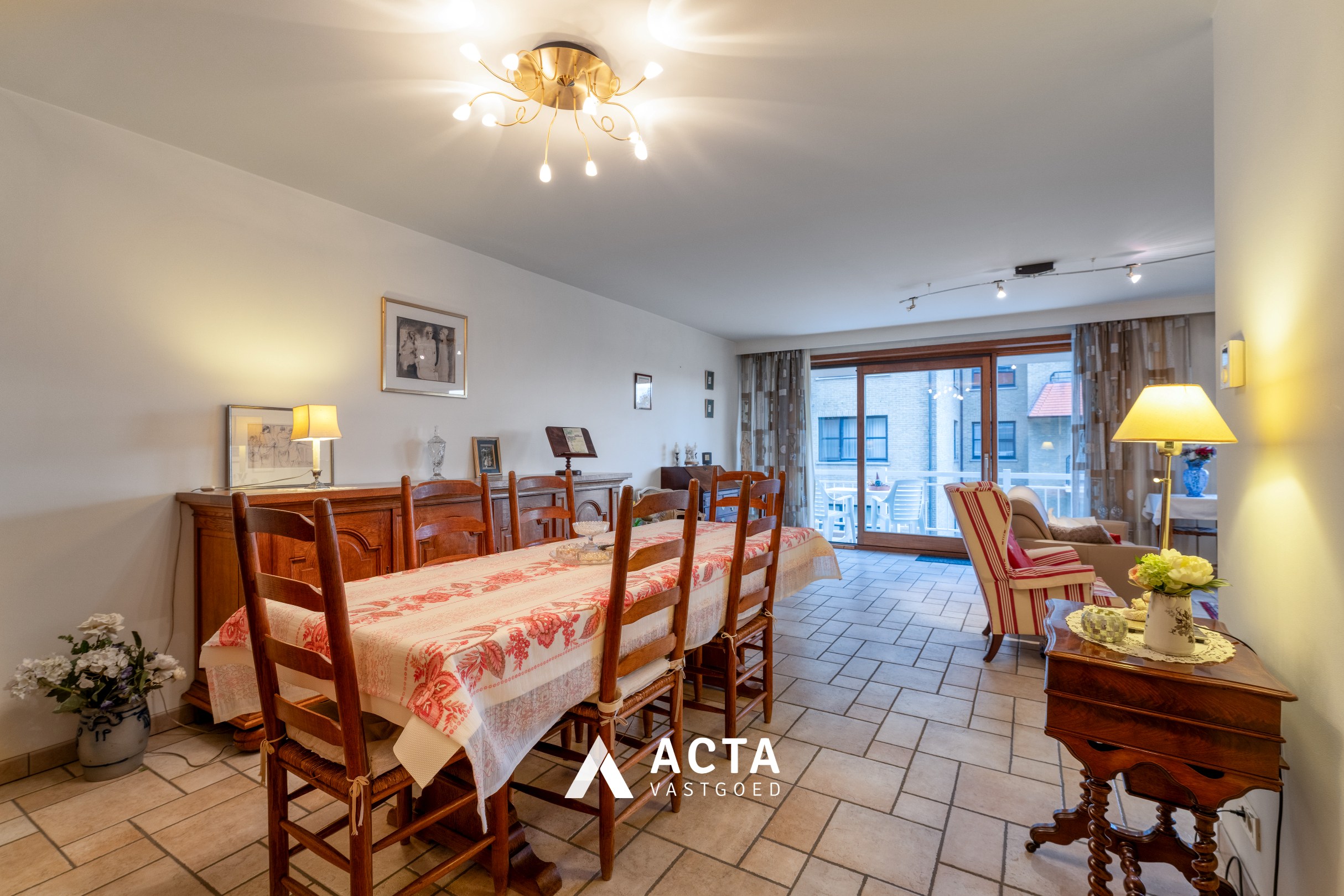 Ruim hoekappartement met twee slaapkamers in Mariakerke 