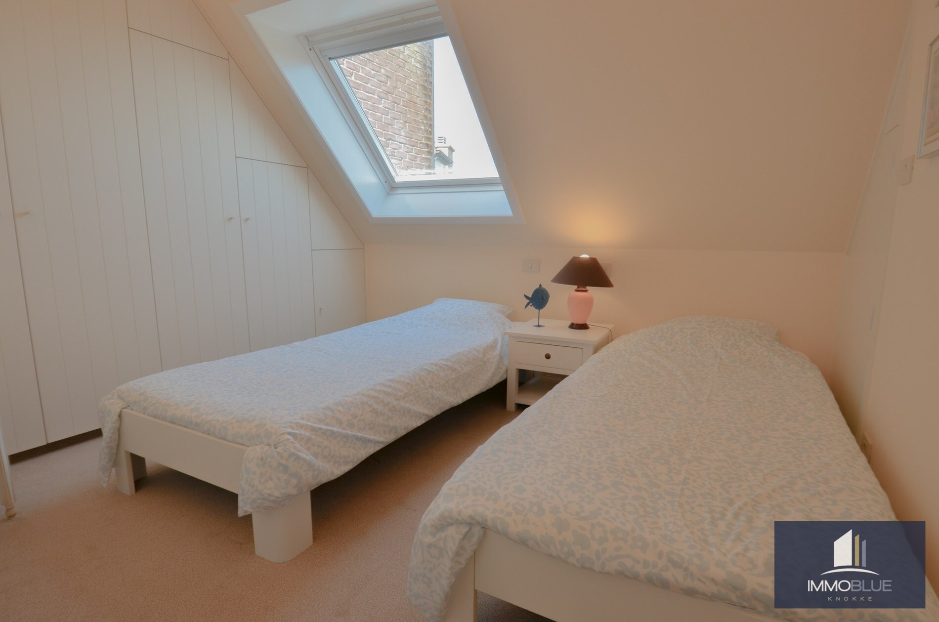 Appartement duplex élégant avec terrasses ensoleillées et vue dégagée sur les villas du Zoute. 