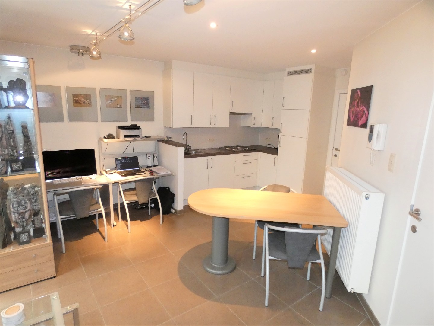 Leefruimte met open keuken