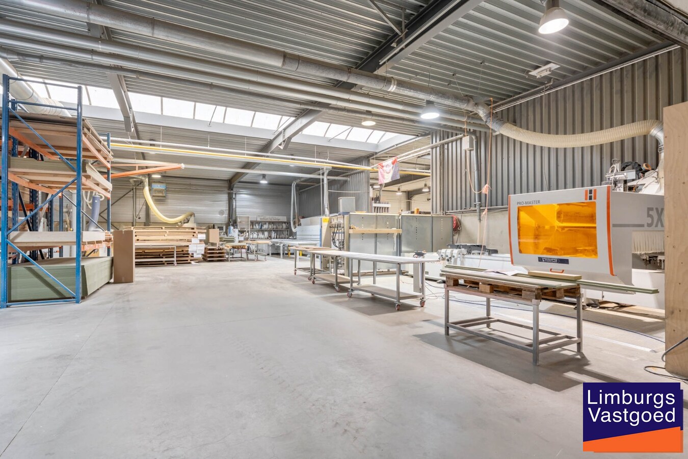 Industrieel gebouw, met woonst.1.696m², met kantoren 120m² + appartement 120m², Genk-Zuid 