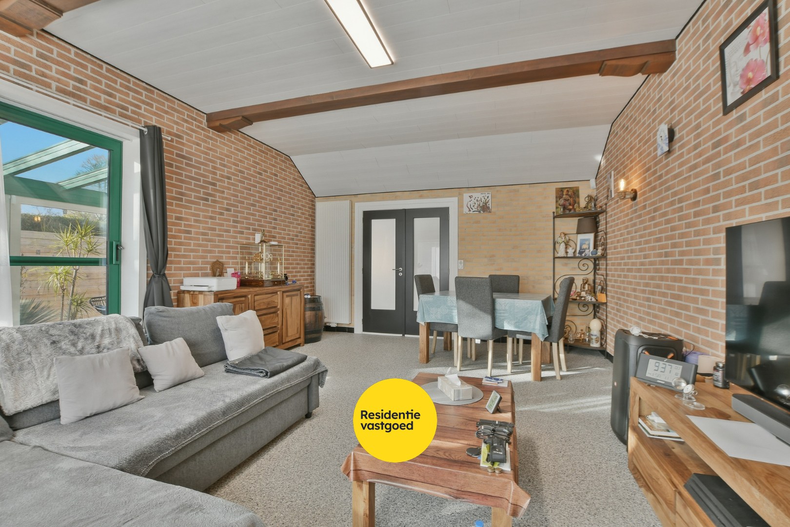 Instapklare en volledig gerenoveerde bungalow met 3 slaapkamers, tuin en garage vlak bij bos en centrum van De Haan 