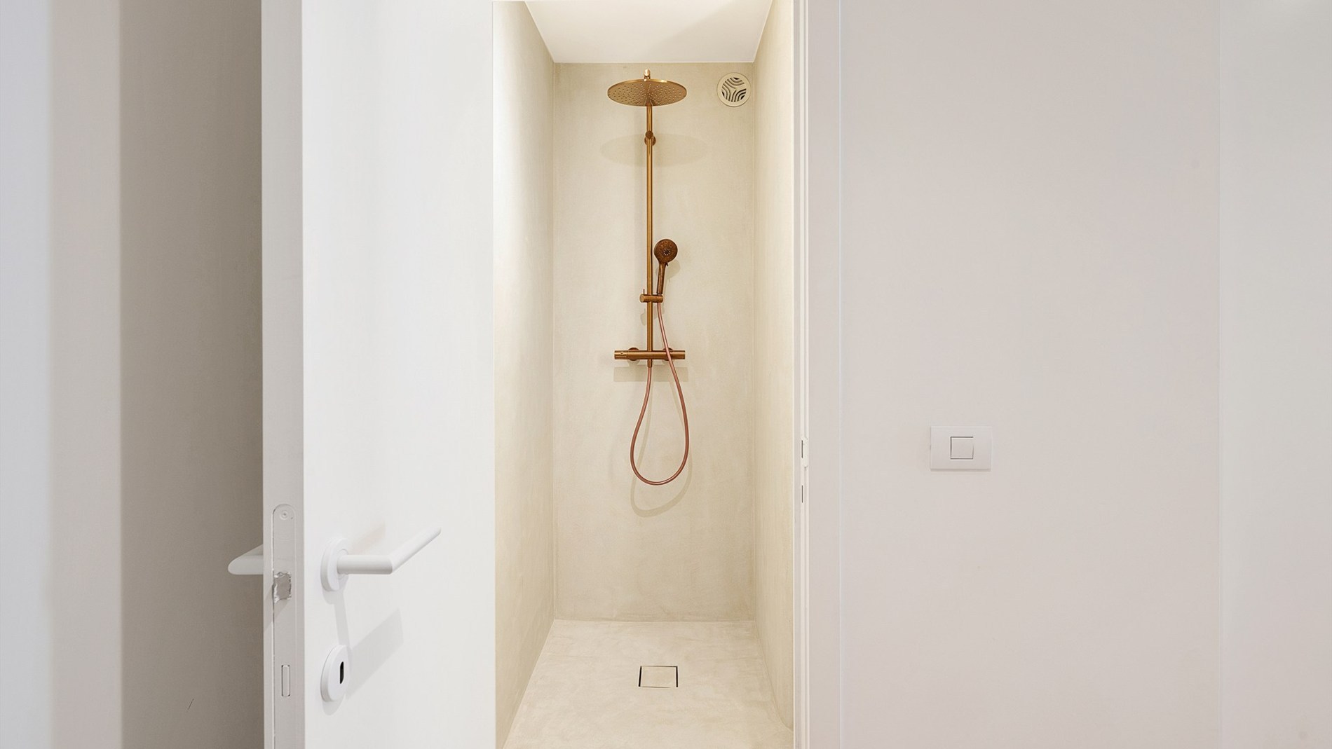 Ruim appartement van 138 m² gelegen op de Jozef Nellenslaan te Knokke en combineert ruimte, lichtinval en comfort. 