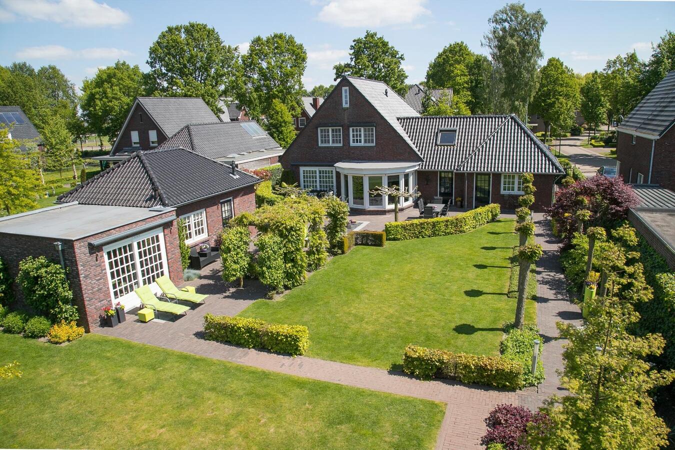 Luxe afgewerkt landhuis met gastenverblijf op een mooie locatie nabij het centrum van Hulsel gelegen op een perceel van 1264 M². 