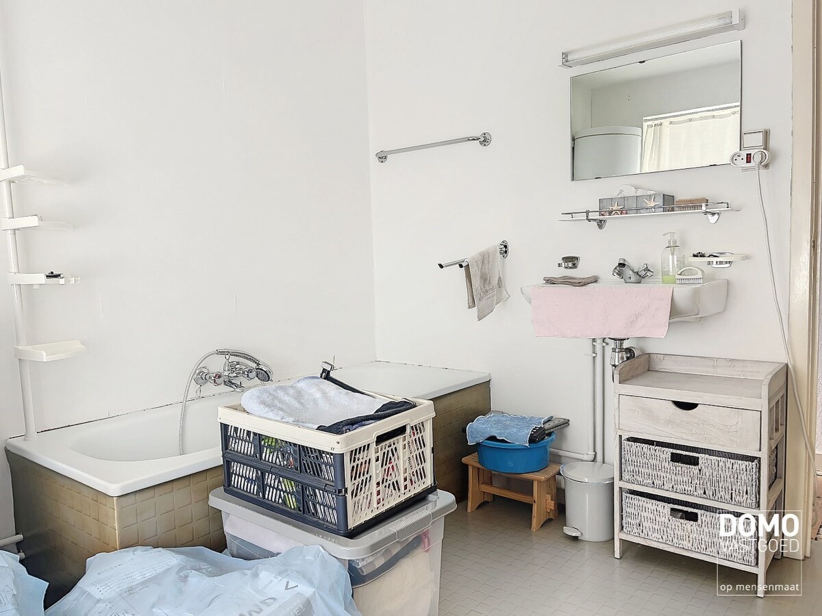 Te renoveren woning met tuin en terras in Hasselt, 2 slaapkamers, bouwjaar 1948. 